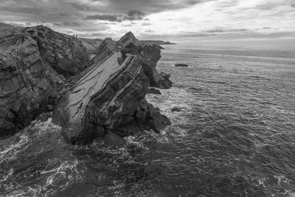 Monumento sobre as rochas junto ao mar de Philippe Cousteau, Gijon, Espanha — Fotografia de Stock
