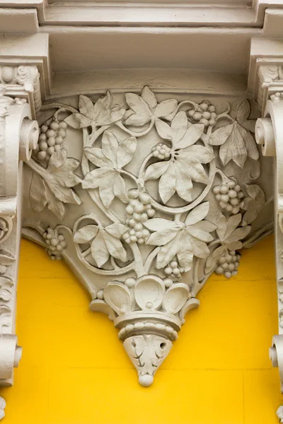 Σκαλιστά πέτρινες λεπτομέρειες σε ένα κτίριο — Φωτογραφία Αρχείου