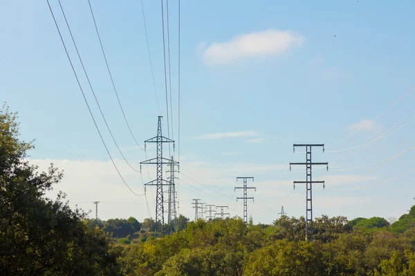 Moderne towers elektrische in het veld — Stockfoto