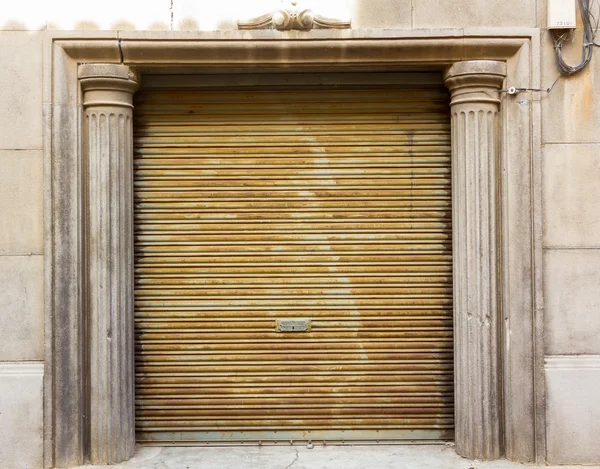 Vecchia porta a battente in legno tra colonne — Foto Stock