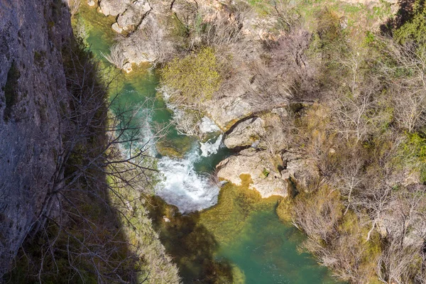 Тихая река Хукар, протекает из глубоких гор в Куэнке, Испания — стоковое фото