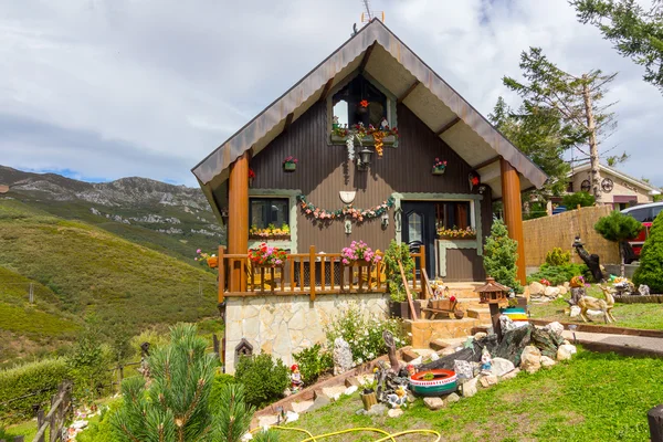 여름에는 높은 산에 집을 세운다 — 스톡 사진