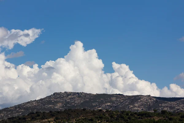 Большие белые облака в небе — стоковое фото