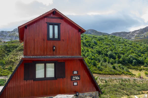 Vackra hus i höga berg under sommaren — Stockfoto