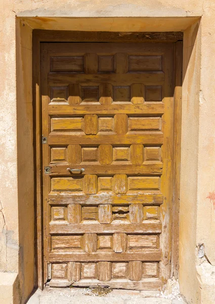 Porta de madeira velha em uma fachada — Fotografia de Stock