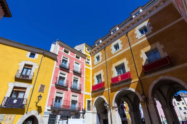 Típicas casas de colores en la ciudad de Cuenca, España — Foto de Stock