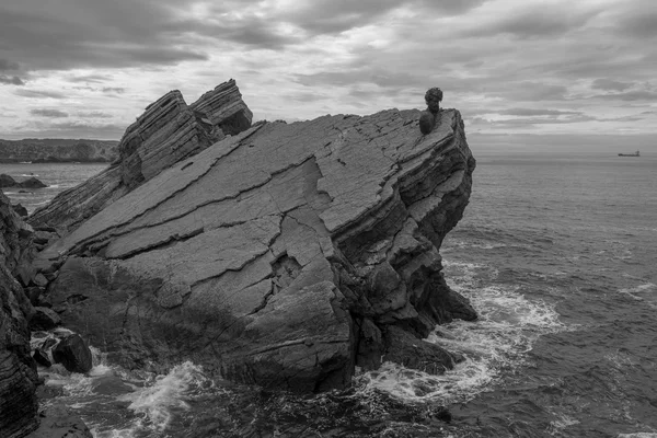Denkmal auf den Felsen am Meer von philippe cousteau, gijon, spanien — Stockfoto