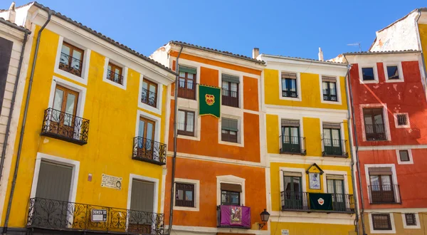 Típicas casas de colores en la ciudad de Cuenca, España — Foto de Stock