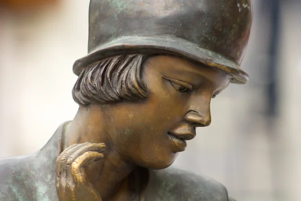 Standbeeld van de jonge vrouw gebeeldhouwd in brons — Stockfoto