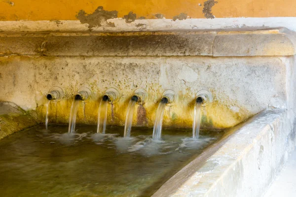 Tuberías de agua antigua fuente de agua —  Fotos de Stock