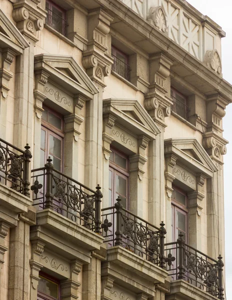 Typisch schöne und farbenfrohe Gebäude in der Stadt der Llanes in Spanien — Stockfoto