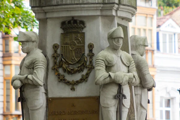 Estatua de caballeros en piedra blanca, Aviles, España —  Fotos de Stock