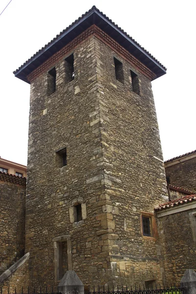 Klokketårnet til den gammelkatolske kirke i Spania – stockfoto