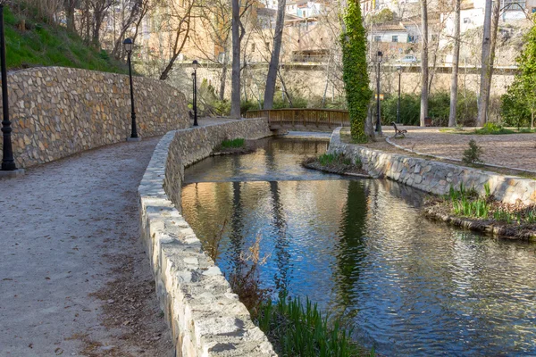 Quiet river runs through a park in Cuenca, Spain — Stock Photo, Image