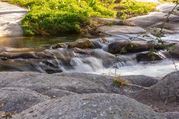 Hızlı bir nehir kayaların arasında — Stok fotoğraf