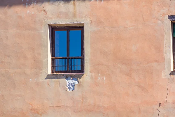 Kırmızı bir cephe üzerinde kırık pencere — Stok fotoğraf