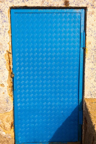 Drzwi z blachy w kolorze niebieskim — Zdjęcie stockowe