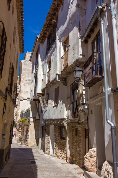 Tipikus utcák és épületek a híres város Cuenca, Spanyolország — Stock Fotó