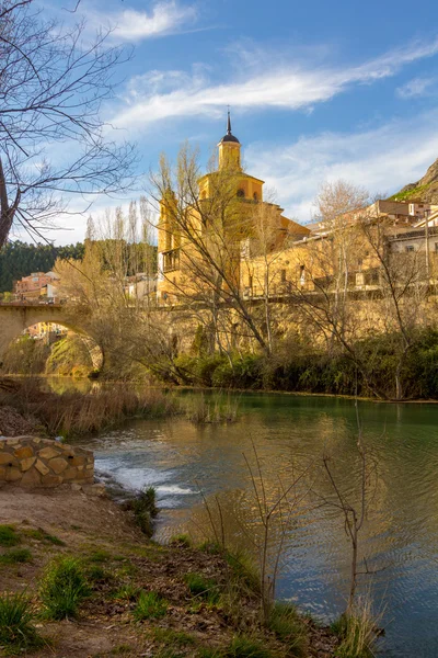 Rio Jucar atravessando a cidade de Cuenca, Espanha — Fotografia de Stock