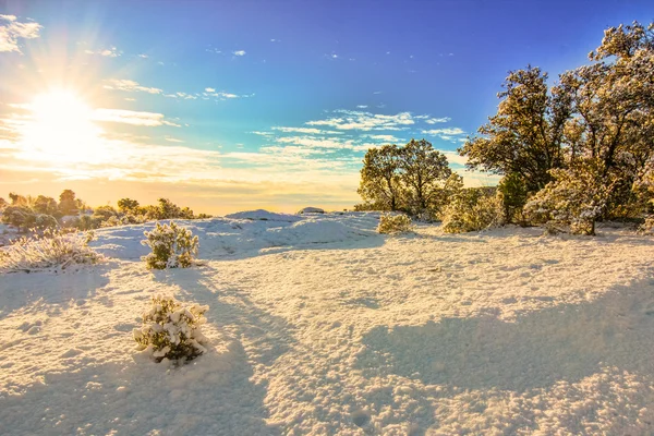 Snöigt landskap med blå himmel och vita moln — Stockfoto