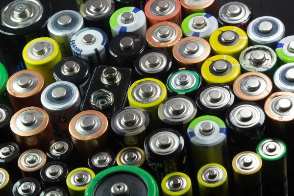 Batterien verschiedener Typen und Farben — Stockfoto