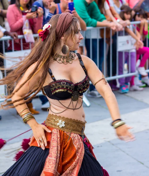 AVILA, España septiembre 5, 2015: bailarina exótica árabe durante el mercado medieval en Ávila, España —  Fotos de Stock