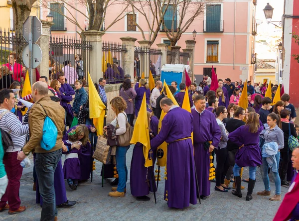 Cuenca, Španělsko 2 dubna 2015: přípravy na přehlídce Nazaréni Velikonoce v Cuenca, Španělsko — Stock fotografie