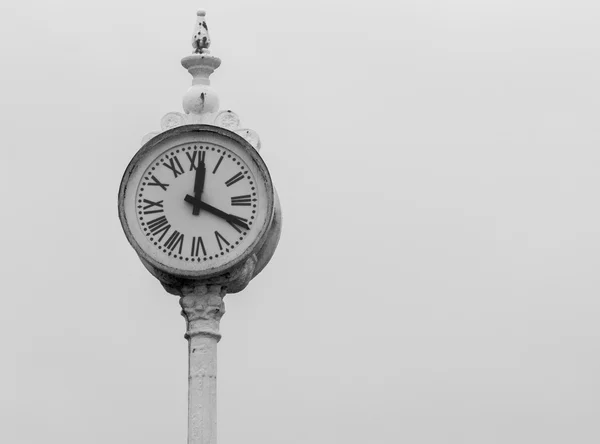 Grande relógio em um poste de rua — Fotografia de Stock