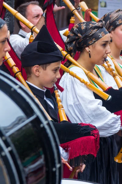 OVIEDO, España 25 de agosto de 2015: Grupo de gaiteros a desfilar — Foto de Stock