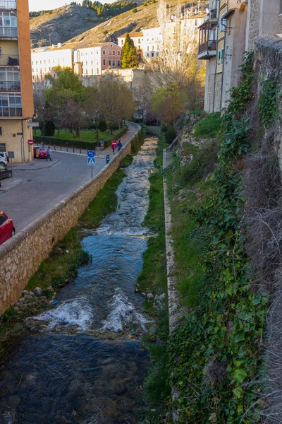小さな運河はスペインのクエンカ市を横断しています — ストック写真
