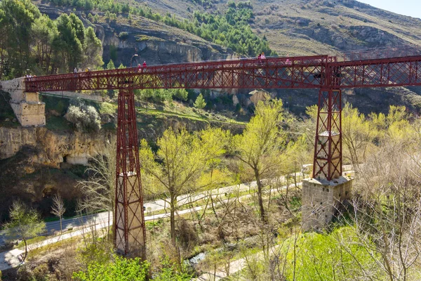 Beroemde ijzeren voetgangersbrug in de stad Cuenca, Spanje — Stockfoto