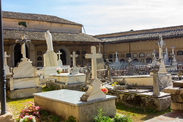 Старое кладбище с красивыми скульптурами и крестами — стоковое фото