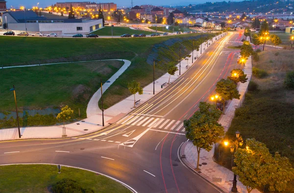 Nocny widok na ulice miasta Oviedo, Hiszpania — Zdjęcie stockowe