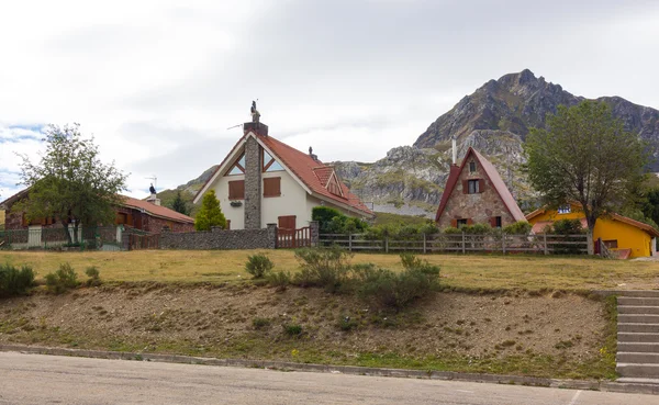 Vackra hus i höga berg under sommaren — Stockfoto