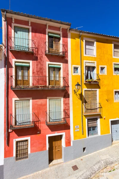 Типичные красочные дома в городе Куэнка, Испания — стоковое фото