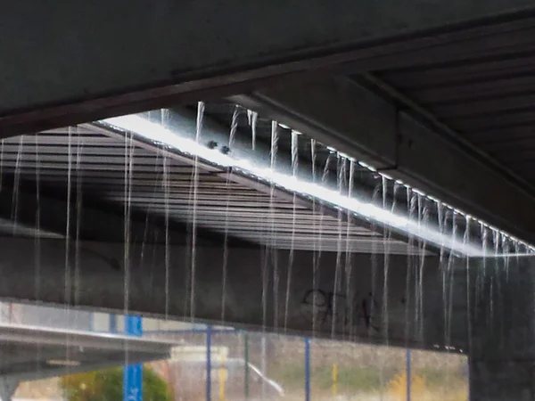 Goteo de agua en un techo en lluvia torrencial —  Fotos de Stock