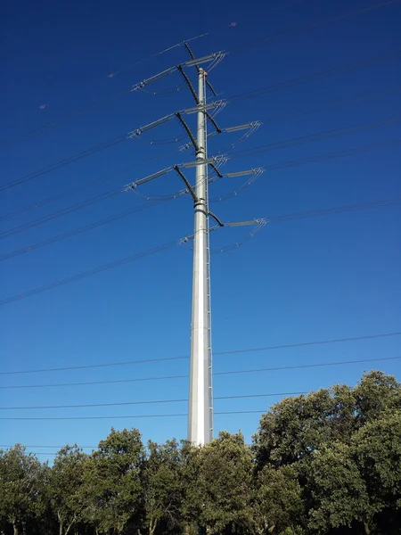 青い空の近代的な電気塔 — ストック写真