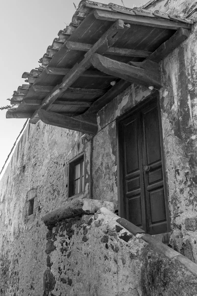 Alte Holztür an einer Fassade — Stockfoto