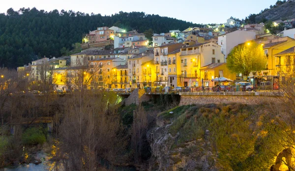 Case notte lungo la scogliera Cuenca, Spagna — Foto Stock