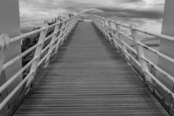 Iron bridge, fa padlóval és a rozsda, a tenger mellett, Avilés, Spanyolország — Stock Fotó