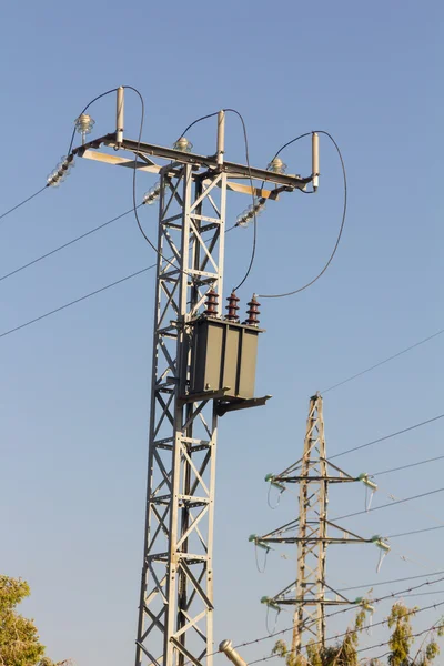 Torre eléctrica moderna en el cielo azul —  Fotos de Stock