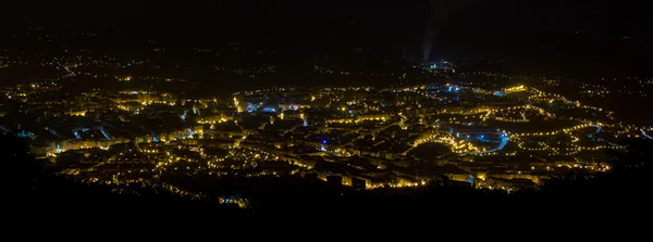 Vista aérea nocturna de la ciudad de Oviedo, España Imágenes de stock libres de derechos