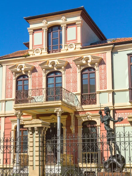 Typische mooie en kleurrijke gebouwen in de stad van Llanes Rechtenvrije Stockafbeeldingen