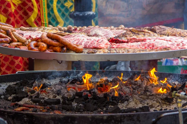 Barbacoa con embutidos de carne y costillas mucho fuego Imágenes de stock libres de derechos