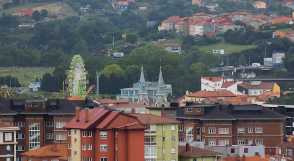 Vista general y noria en la ciudad de Aviles, España Imagen de stock