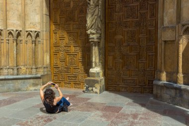 yere bir kiliseden fotoğraf çekimi kadın