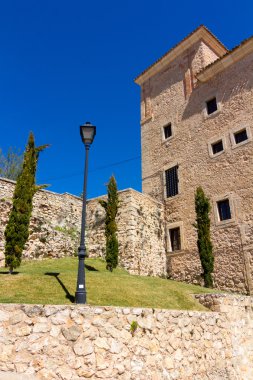 İspanya 'nın ünlü Cuenca şehrinin tipik caddeleri ve binaları