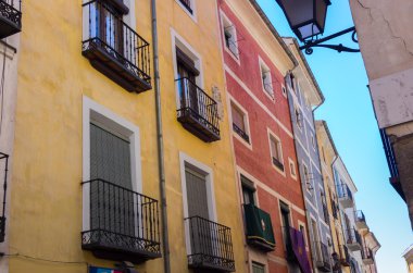 İspanya 'nın Cuenca şehrinde tipik renkli evler