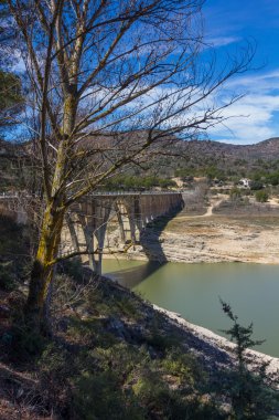 Göl mavi gökyüzü ve beyaz bulutlar, Buendia, cuenca, İspanya
