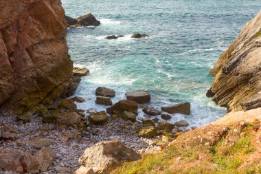 Bölge kayalar denizin kenarında
